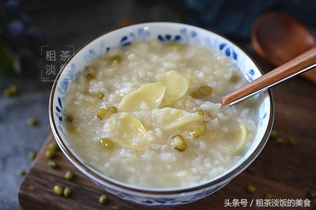 别再傻傻的喝白粥，加点这两样东西煮，助睡眠祛秋燥，秋天喝最好