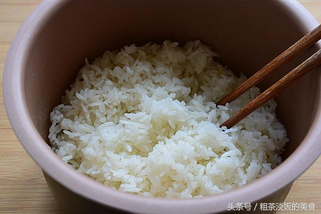 大厨教你一招，做蛋炒饭不用剩饭也能把米饭炒得粒粒分明金黄诱人
