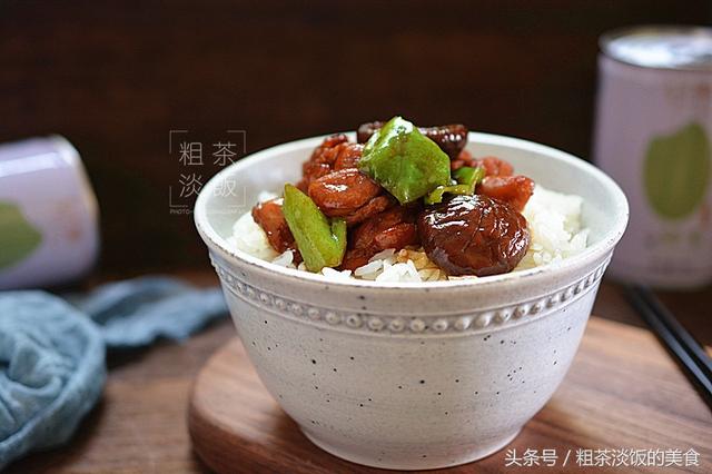 這碗飯很火爆，飯店一小碗要15元，自己做只需幾元，好吃又簡單