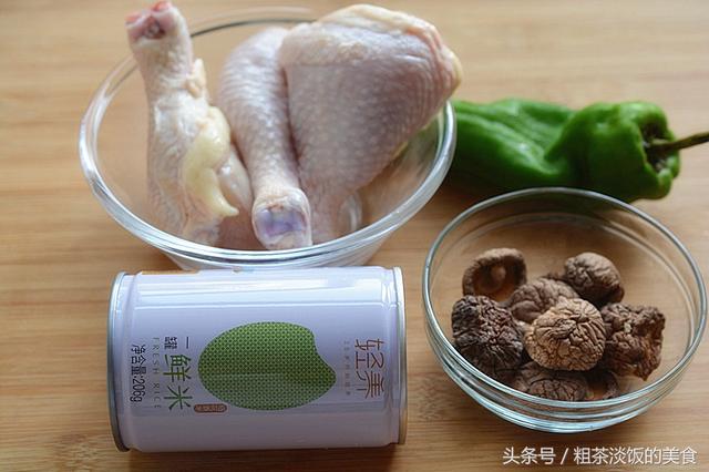這碗飯很火爆，飯店一小碗要15元，自己做只需幾元，好吃又簡單