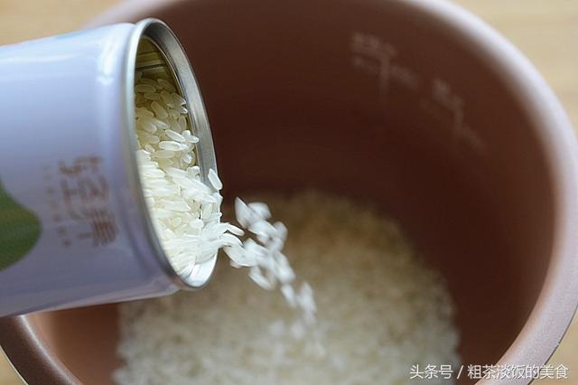 這碗飯很火爆，飯店一小碗要15元，自己做只需幾元，好吃又簡單