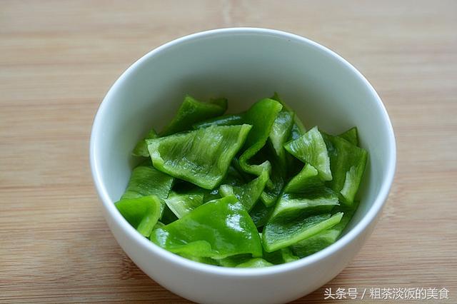 這碗飯很火爆，飯店一小碗要15元，自己做只需幾元，好吃又簡單