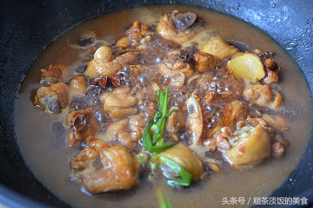 這碗飯很火爆，飯店一小碗要15元，自己做只需幾元，好吃又簡單