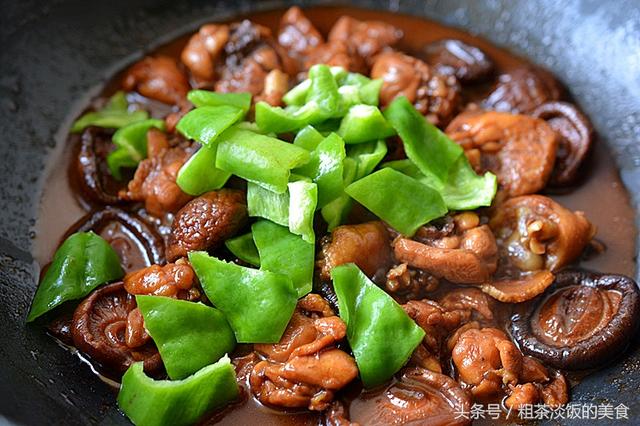 這碗飯很火爆，飯店一小碗要15元，自己做只需幾元，好吃又簡單