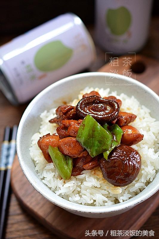 這碗飯很火爆，飯店一小碗要15元，自己做只需幾元，好吃又簡單