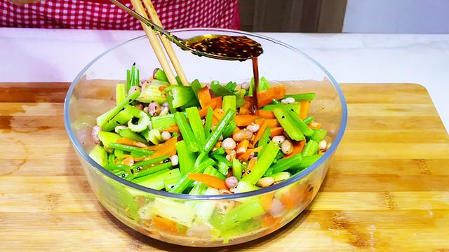 芹菜根烀咸菜的做法怎么烀土豆芹菜咸菜