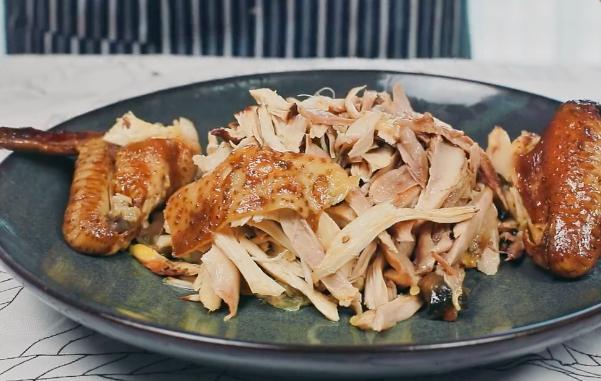 鸡肉的新吃法，放电饭锅里一点水不放，出锅后和烤鸡一个味