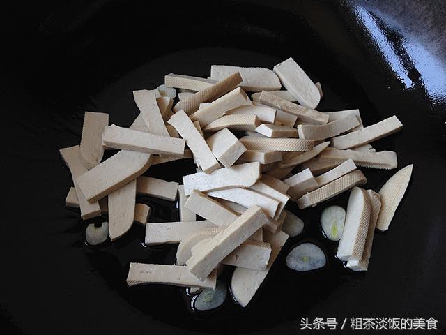 这菜2元炒一盘，开胃下饭，孩子吃了长高个，老人吃了防骨质疏松