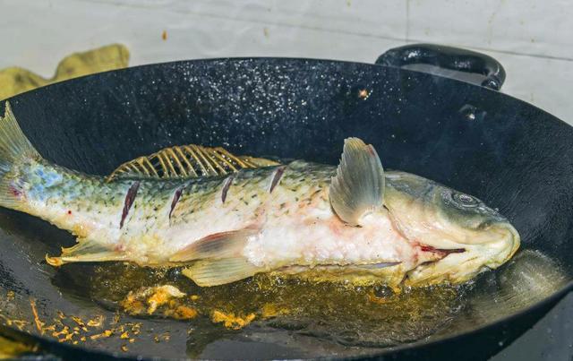 煎鱼时，千万别下锅就煎，多加一步，鱼不破皮不粘锅，还去腥！