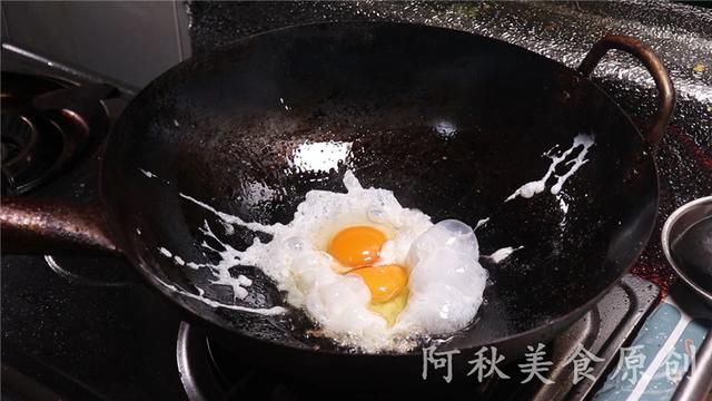 家常蛋炒饭，到底是先炒饭还是先炒蛋？这才是好吃又简单的做法