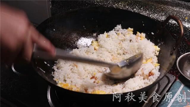 家常蛋炒饭，到底是先炒饭还是先炒蛋？这才是好吃又简单的做法