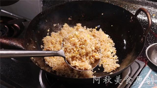 家常蛋炒饭，到底是先炒饭还是先炒蛋？这才是好吃又简单的做法