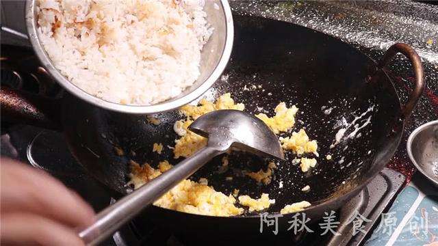 家常蛋炒饭，到底是先炒饭还是先炒蛋？这才是好吃又简单的做法