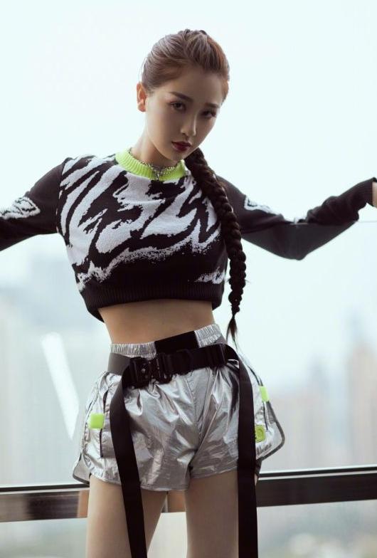 虞书欣证明腿是天然长，穿上“透明靴”，谁知意外成“新晋腿精”