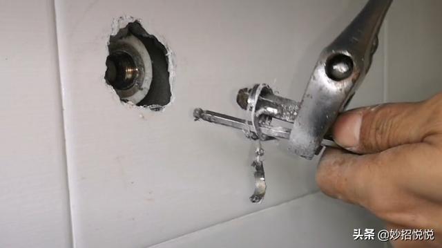 水龙头断在墙壁里怎么办？不用花钱请维修师傅，教你妙招自己搞定