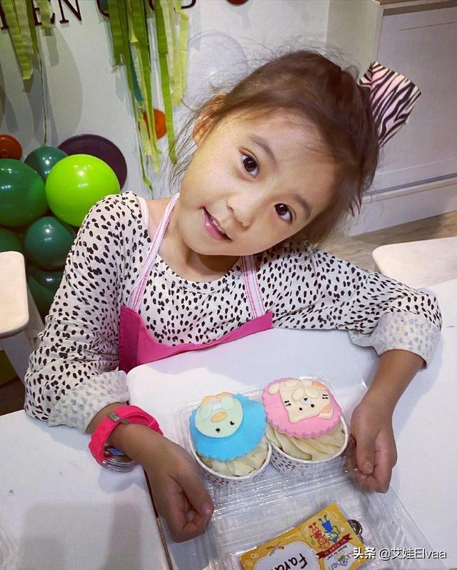 贾静雯5岁女儿真时髦，穿豹纹裙配蝴蝶结过生日，五官复制粘贴妈