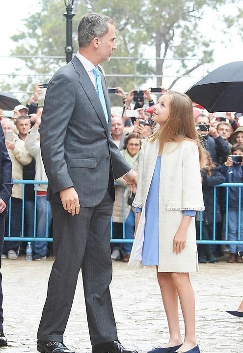 西班牙王室穿夏装出游，大公主随爸穿父女装，小公主拄拐棍跟妈亲
