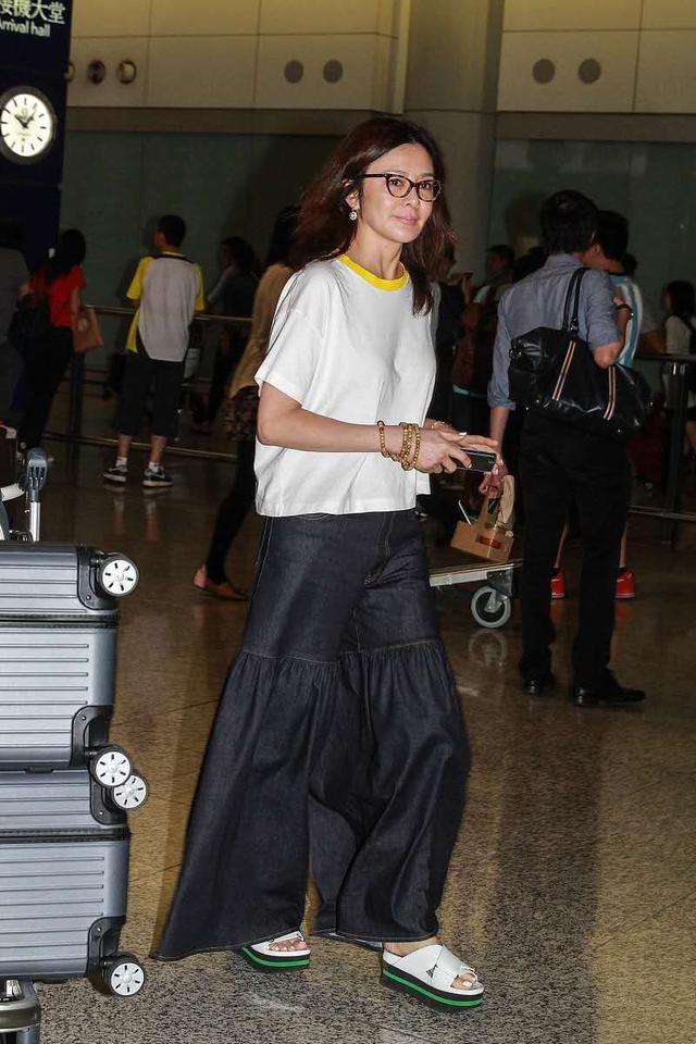 关之琳一身少女装扮走机场，却被无美颜的脸出
