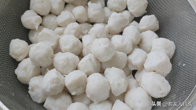 60岁老厨师教的鱼丸做法，不剁馅不绞肉，Q弹爽口，在家一样能做