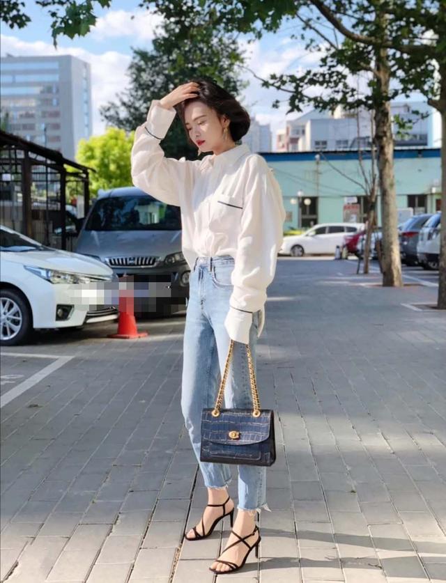 蓝色牛仔裤和黑色上衣还有白色鞋子这样搭配可以吗
