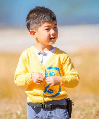 沙溢俩儿子长大了！9岁安吉身高已到妈妈肩膀，5岁小鱼儿长腿抢镜