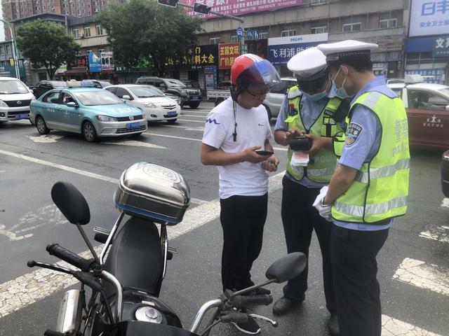 丹东东港：交警开展“一盔一带”安全宣传