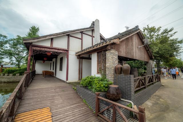 "弘扬两岸一家亲的爱国情怀"是孙家老宅的文化背景.