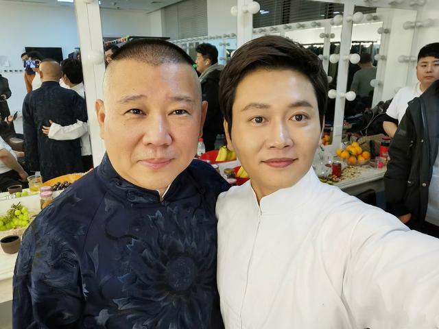 孟鹤堂在线批改绘画作业，翩翩公子获手动点赞