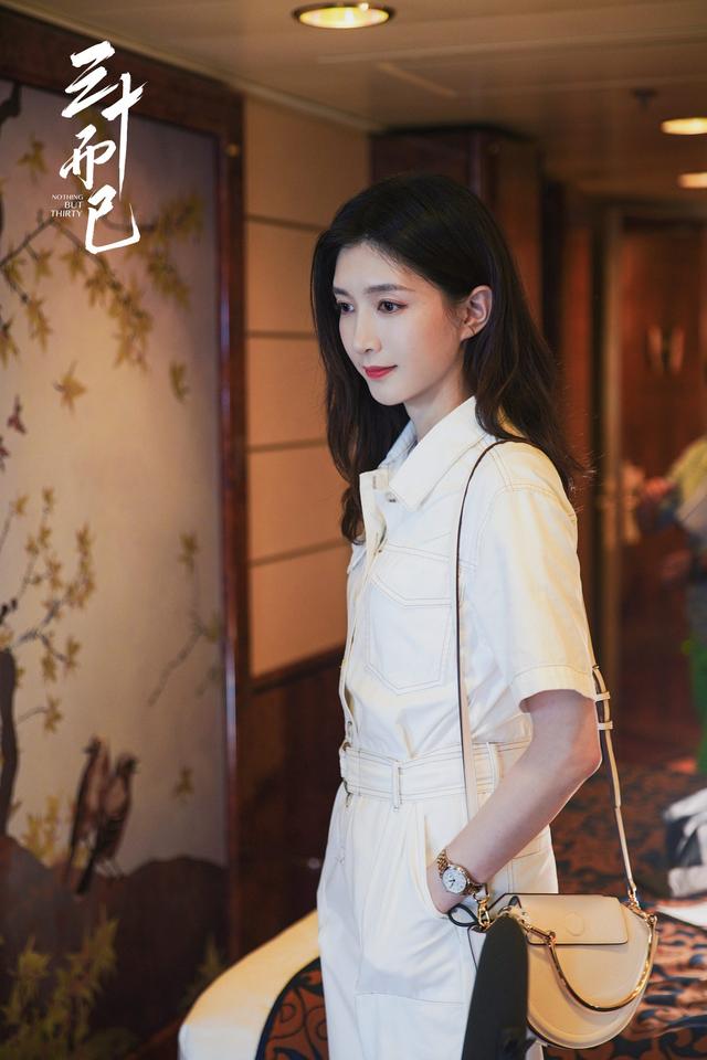 江疏影佩戴万宝龙明星系列、宝曦系列腕表，演绎当代女性自信魅力