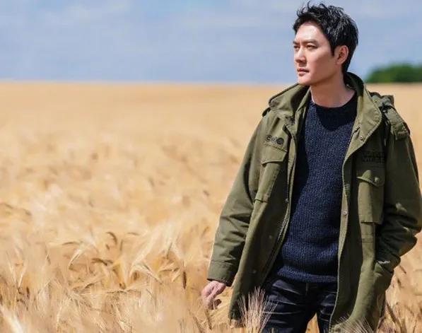 力破不和传闻！赵丽颖探班冯绍峰，牵手逛街罕见秀恩爱