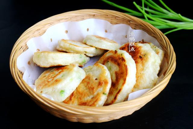 才发现，葱花饼这样做，早起5分钟就搞定，且越放越香软