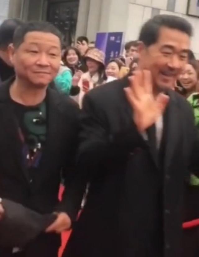 不做明星去養(yǎng)雞，不要奔馳騎電驢，50歲的“三德子”比張國立還壕