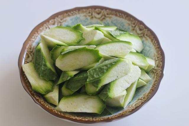 用丝瓜下一碗早餐面，汤浓白鲜甜，立秋后我家每天都在吃