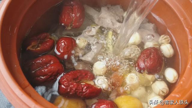 夏天炖汤有讲究，从食材搭配到火候控制，手把手教你一锅广东靓汤