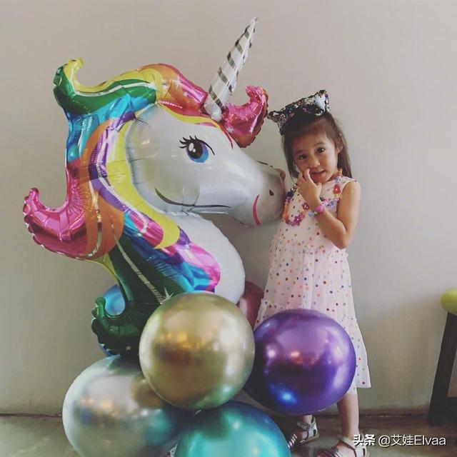 贾静雯5岁女儿真时髦，穿豹纹裙配蝴蝶结过生日，五官复制粘贴妈