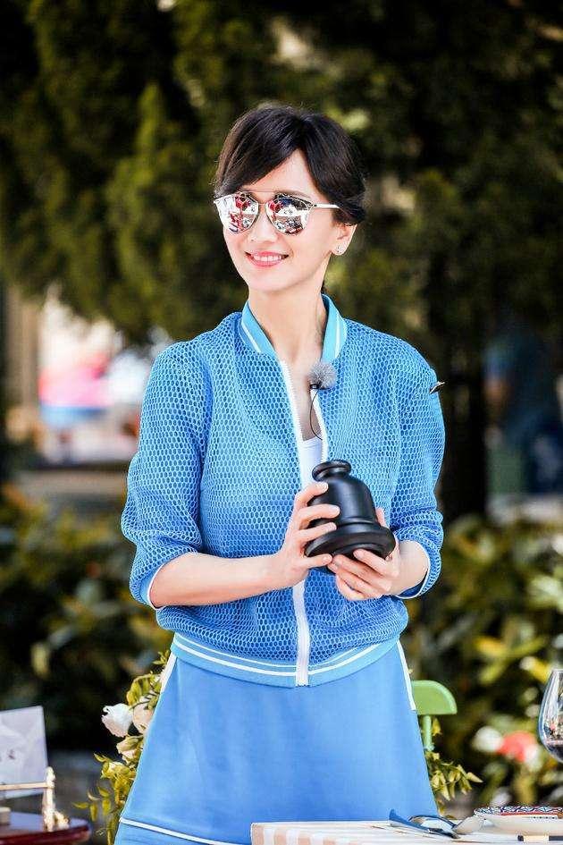 女生怎样穿好看？年过半百赵雅芝美若少女，照着穿优雅又显气质