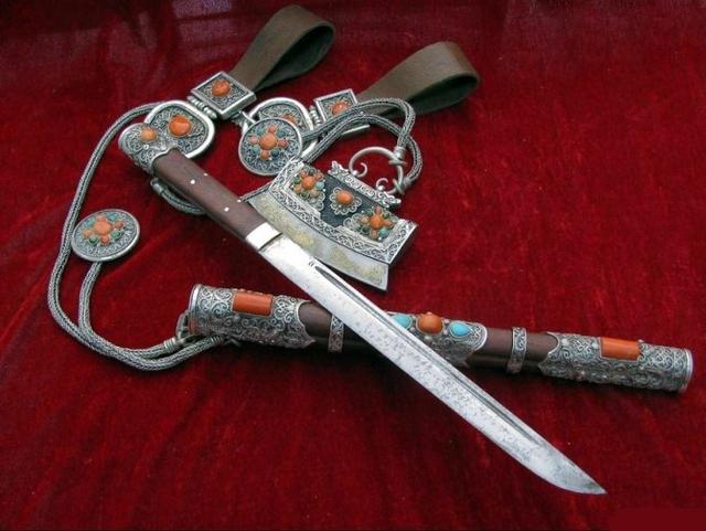 各种各样的刀，成为很多少数民族服饰的一个组成部分，来欣赏下