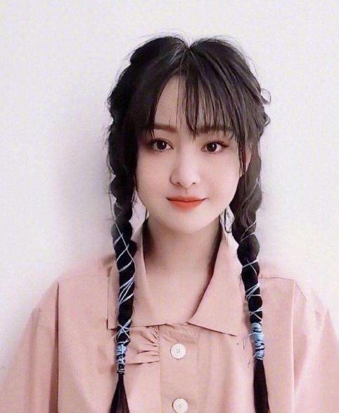 郑爽新视频脸又黄又丑？经纪人怒骂腾讯拉图抹黑，官博秒删