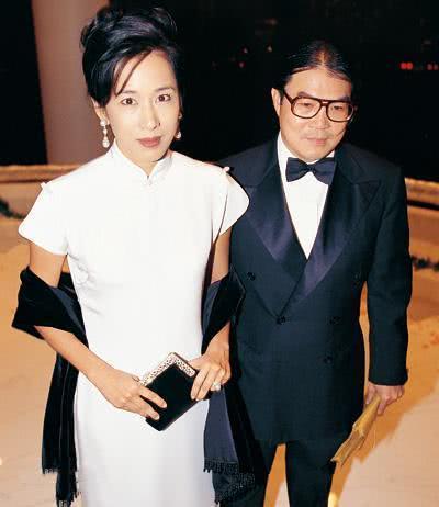 “最美港姐”朱玲玲与老公甜蜜逛街，夫妻看楼市行情疑欲买豪宅