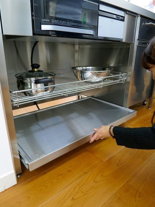 日本人咋这么聪明？厨房橱柜选择这2处留空，装完抽拉板清清爽爽