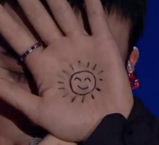 朱一龙也太会了吧!演唱《太阳》时在手心给粉丝画了一个太阳