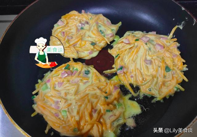 秋天到南瓜俏，此做法不蒸不炒，简单好吃又营养，肠胃也舒坦了