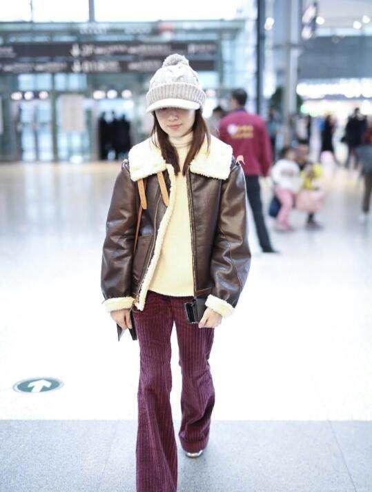 38岁董洁现身机场，素面朝天依旧清秀！冷清秋的气质一直没变啊