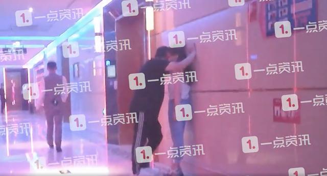 王岳伦和朋友亲密如爱人,瓜友们疑惑不解,李湘这也能炫富吗?