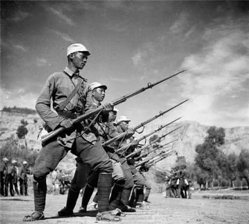 二战美军火力有多强，两人就能压制日军一个班，直言日军就是自杀
