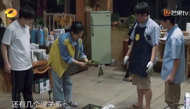 黄磊上菜时不小心失误，却把责任丢给张婧仪，吓的人连连道歉