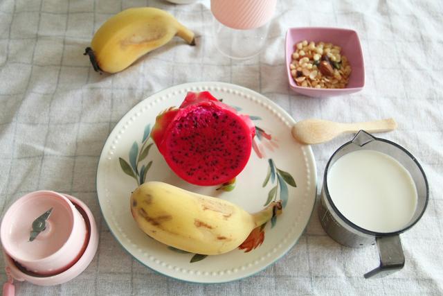 可以当减脂早餐的苹果蕉火龙果奶昔，撒上麦片脆，料多丰富又营养