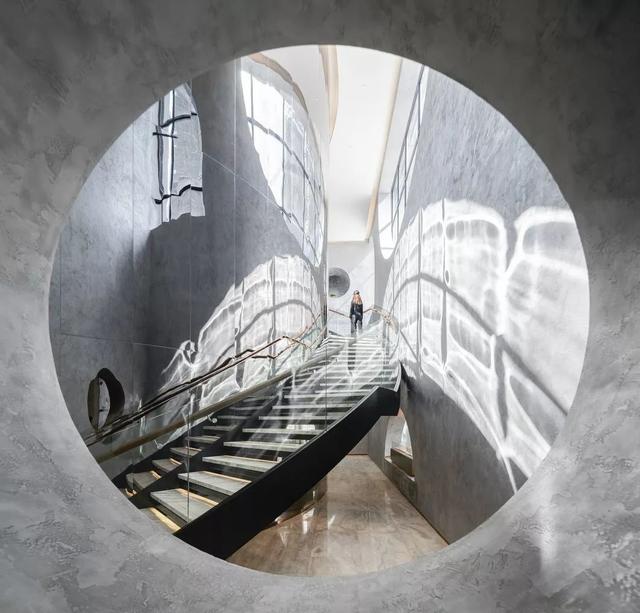 当聚焦于某一个物体做为切换空间透视的视点,在光线与材质的光影转换