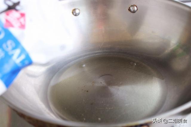 才明白，煎鸡蛋第一步不是放油，学会大厨的做法，鸡蛋完整还鲜嫩