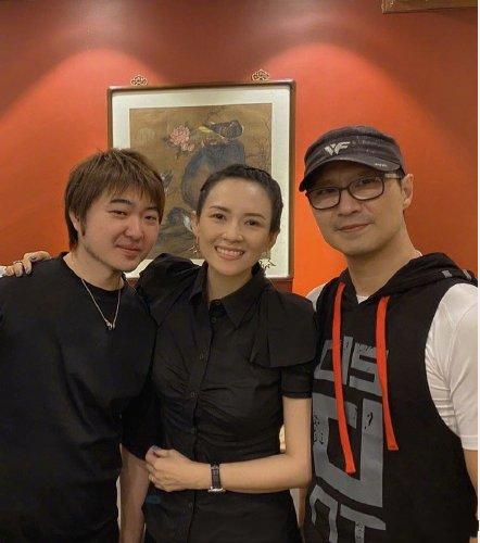 41岁章子怡二胎后变美，黑色衬衫裙知性又大方，扎起马尾辫更减龄